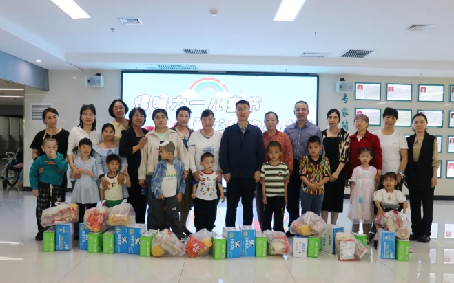 兵团残联副理事长韩磊一行到新疆长安中医脑病医院慰问残疾儿童